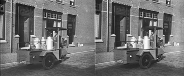 859140 Afbeelding van de melkkar van melkhandel D. Korver in de Mauritsstraat te Utrecht (bij huisnummer 65).